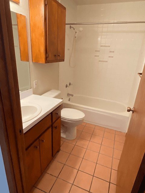 Alpine Apartment: 201 E Ave B