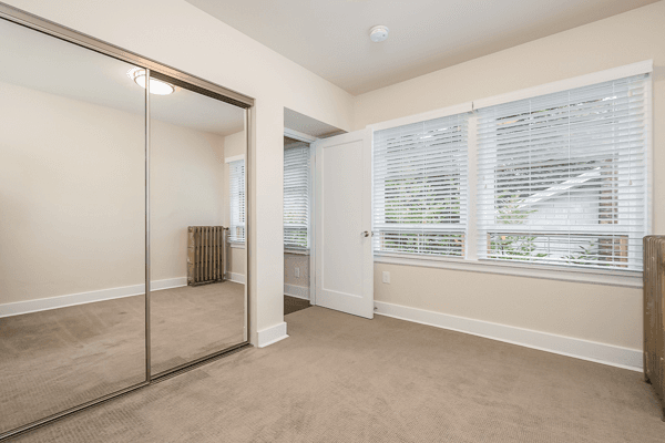 Seattle Apartment: 5026 22nd Ave NE