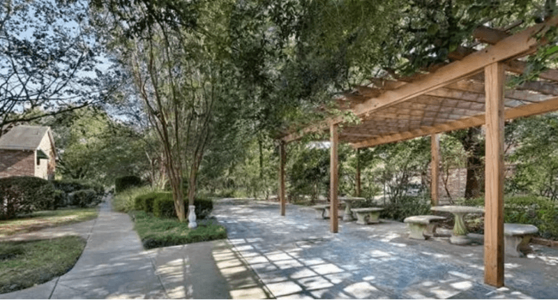Baton Rouge House: 9851 Jefferson Hwy