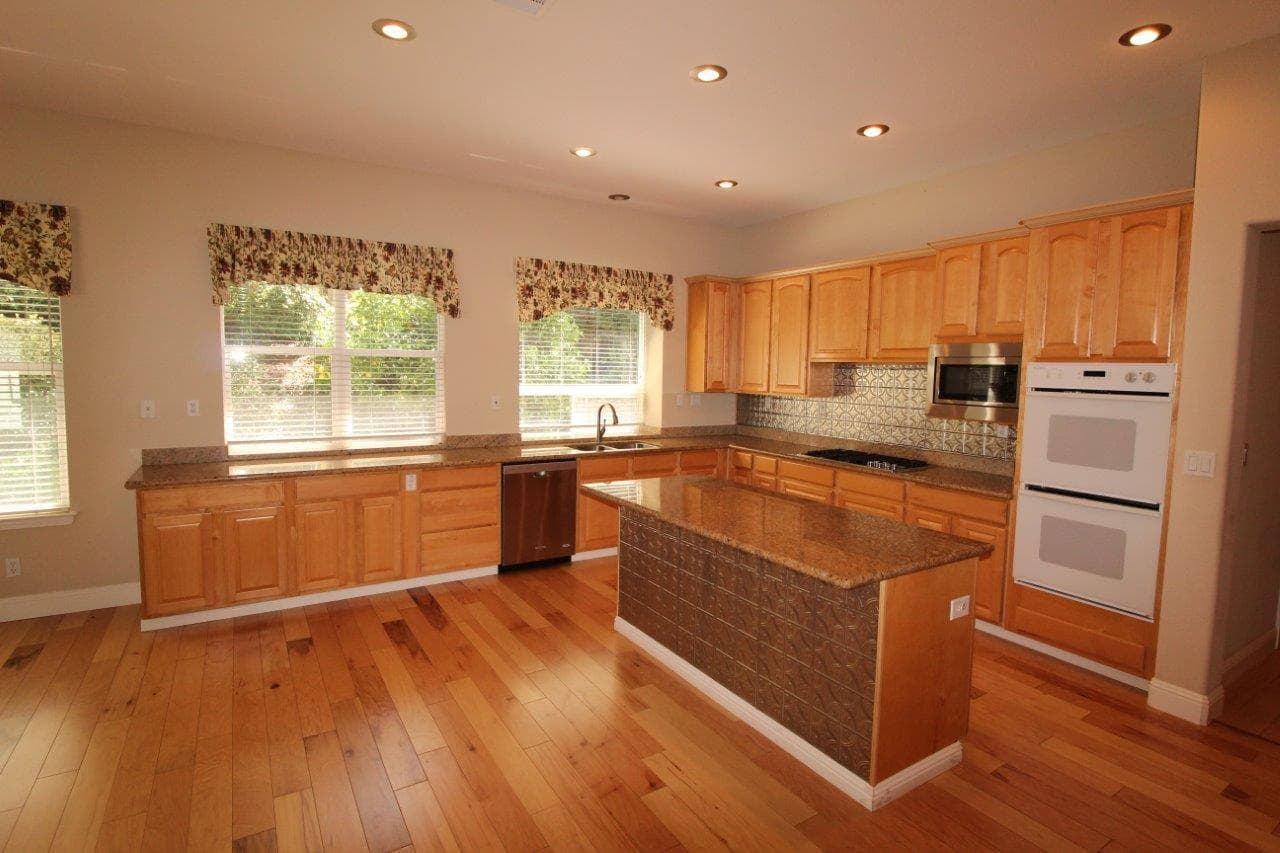 Clayton House: 101 Forest Hill Dr