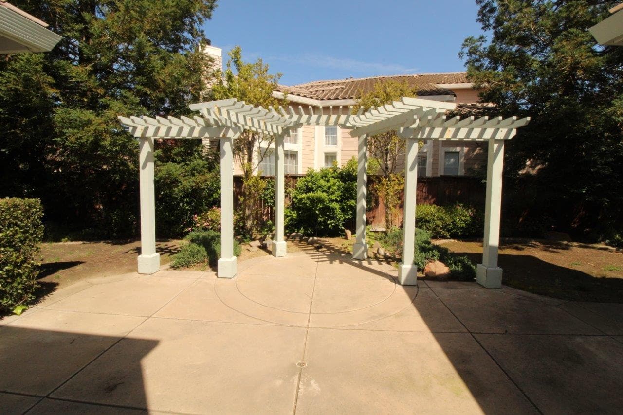 Clayton House: 101 Forest Hill Dr
