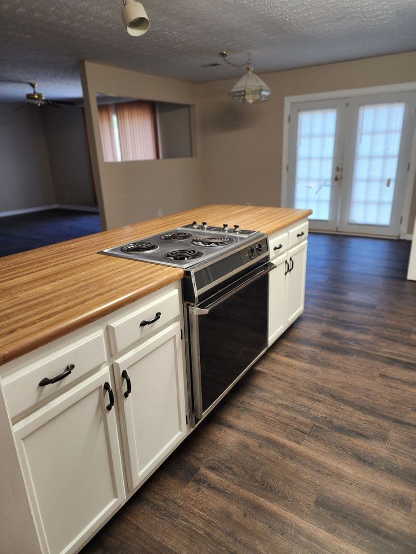 FAYETTEVILLE House: 6873 TIMBERCROFT DR.