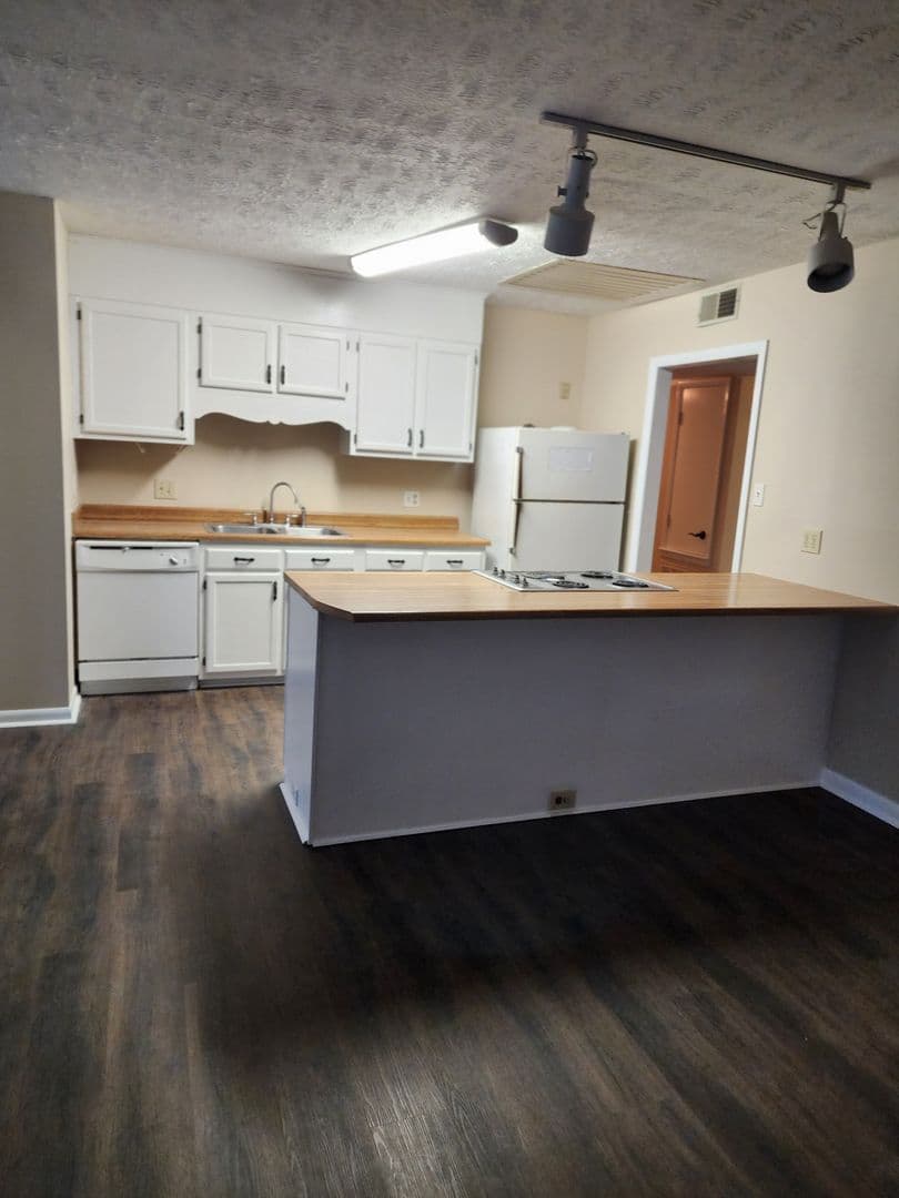 FAYETTEVILLE House: 6873 TIMBERCROFT DR.