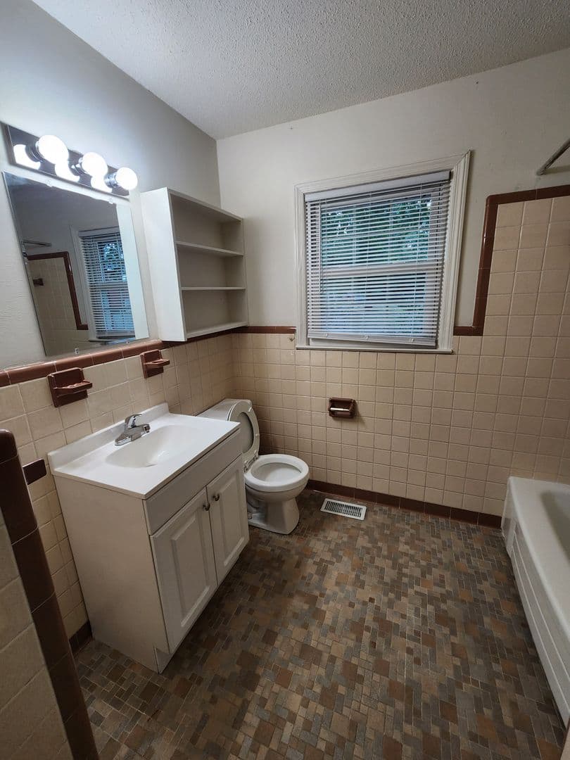 FAYETTEVILLE House: 2005 CAMDEN ROAD