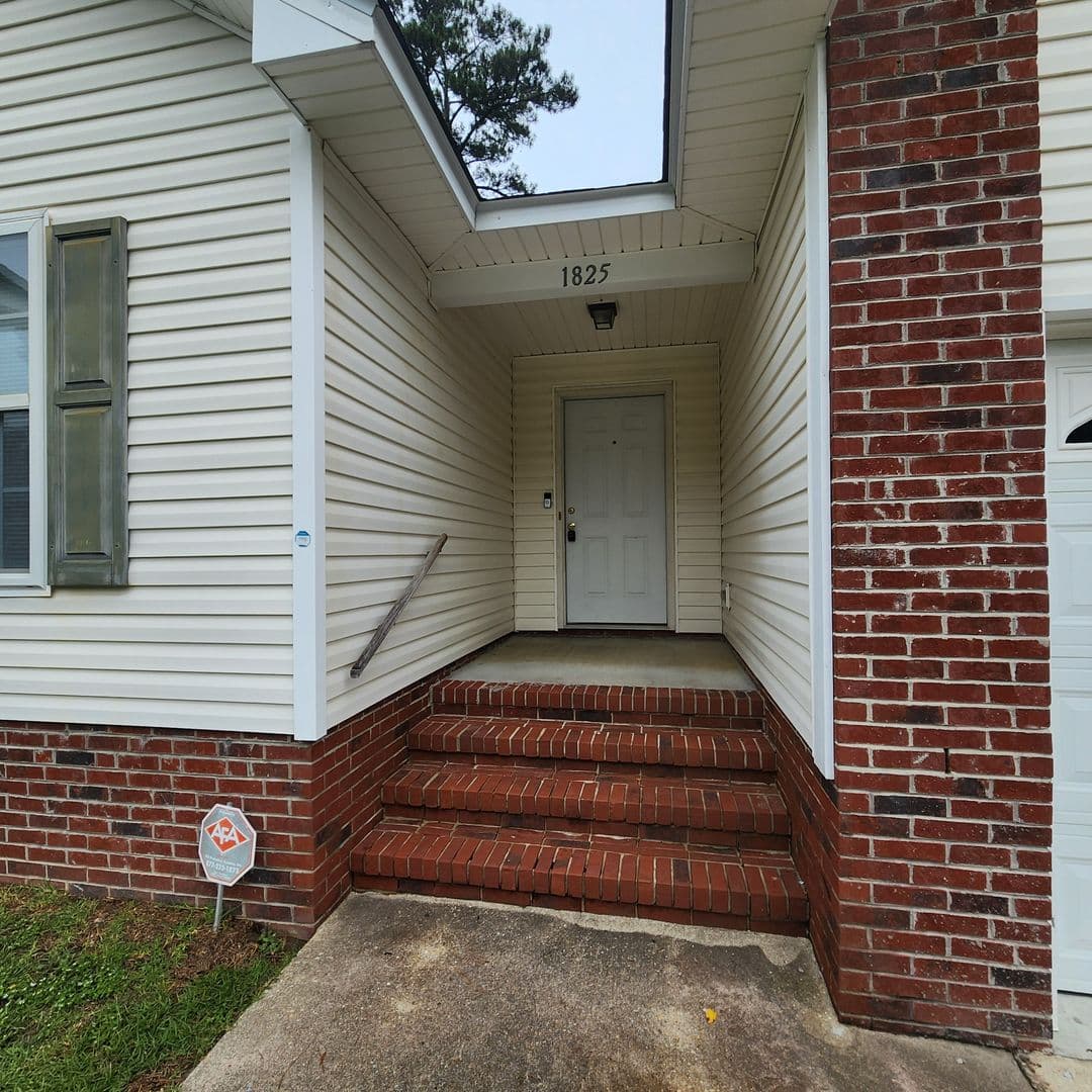 FAYETTEVILLE House: 1825 SWANN STREET