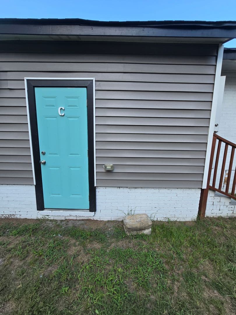 Fayetteville House: 1300-C Turnpike Road