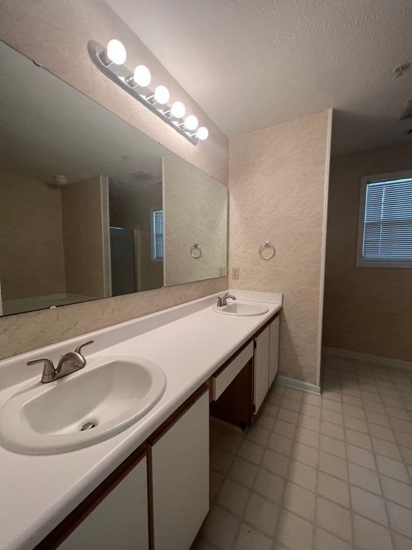 Fayetteville House: 251-2 Waterdown Dr