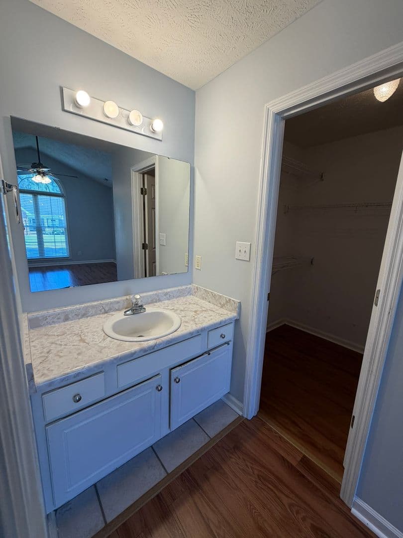 Fayetteville House: 7308 Scenic Drive