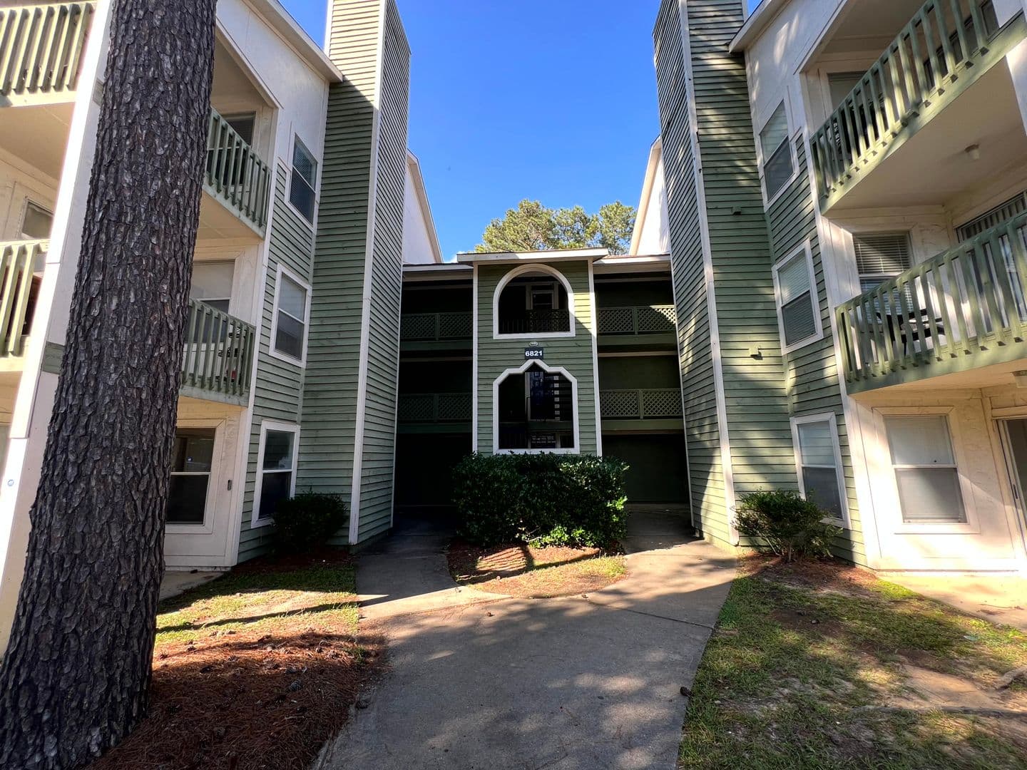 Fayetteville House: 6821-8 Willowbrook Dr.