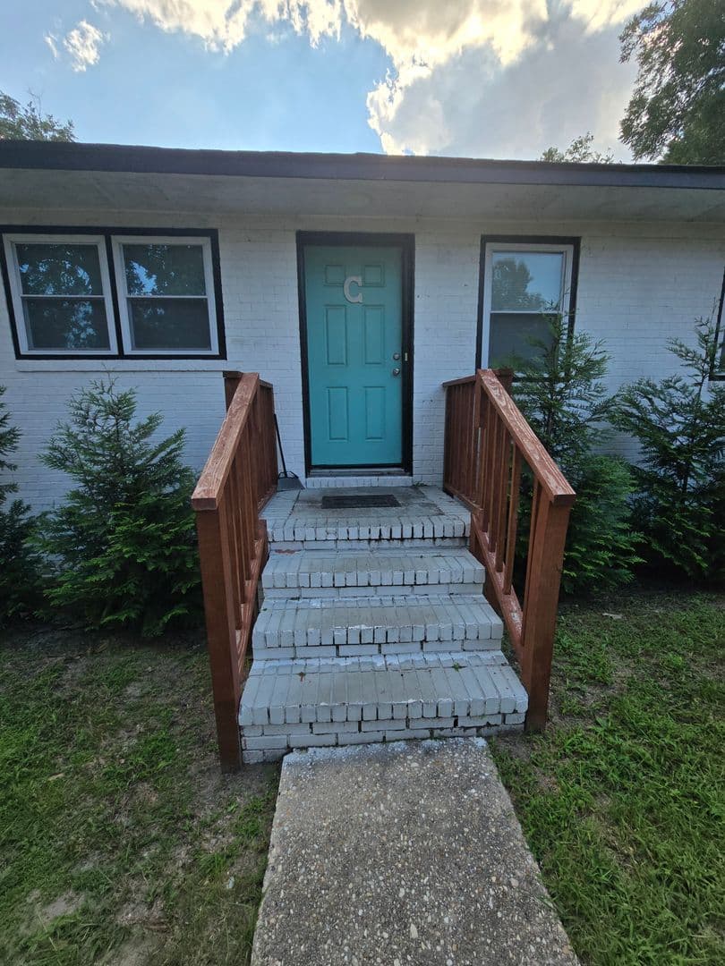Fayetteville House: 1300-C Turnpike Road