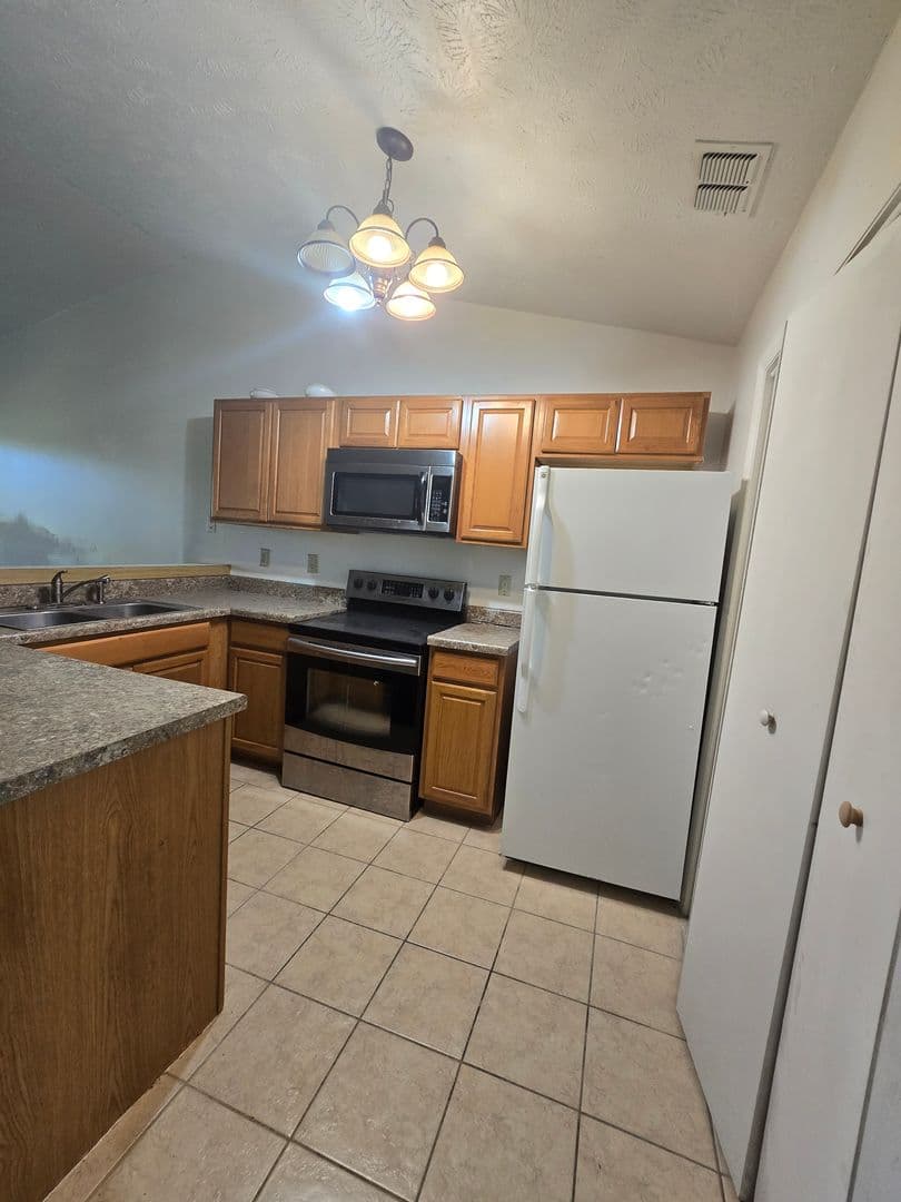 Fayetteville House: 1018-8  Wood Creek Drive