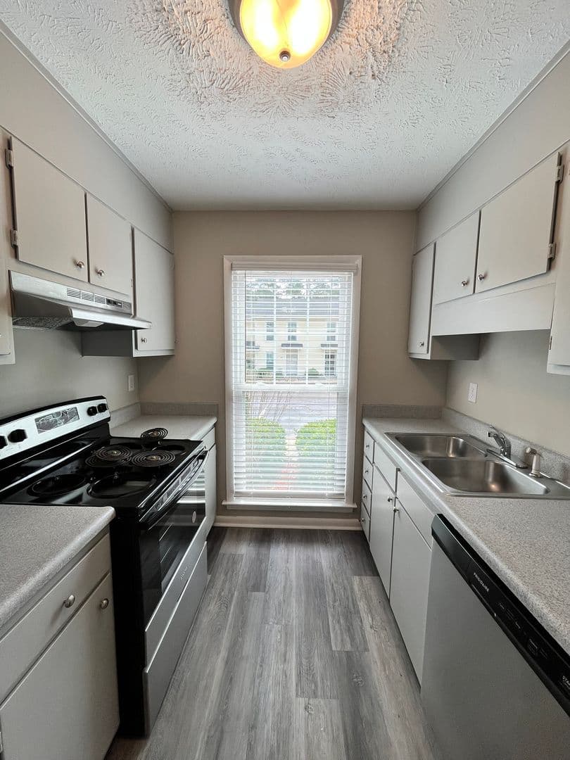Fayetteville House: 514 Mill Cove Court