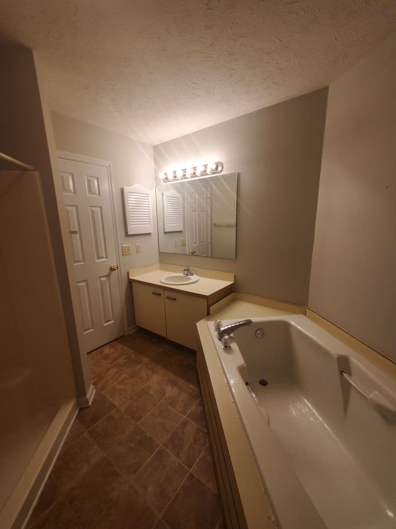 Fayetteville House: 6821-8 Willowbrook Dr.