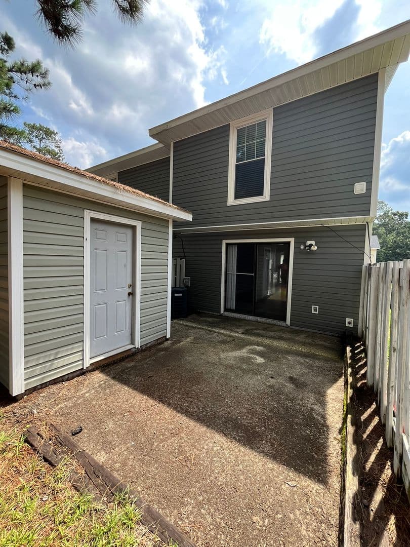 Fayetteville House: 514 Mill Cove Court
