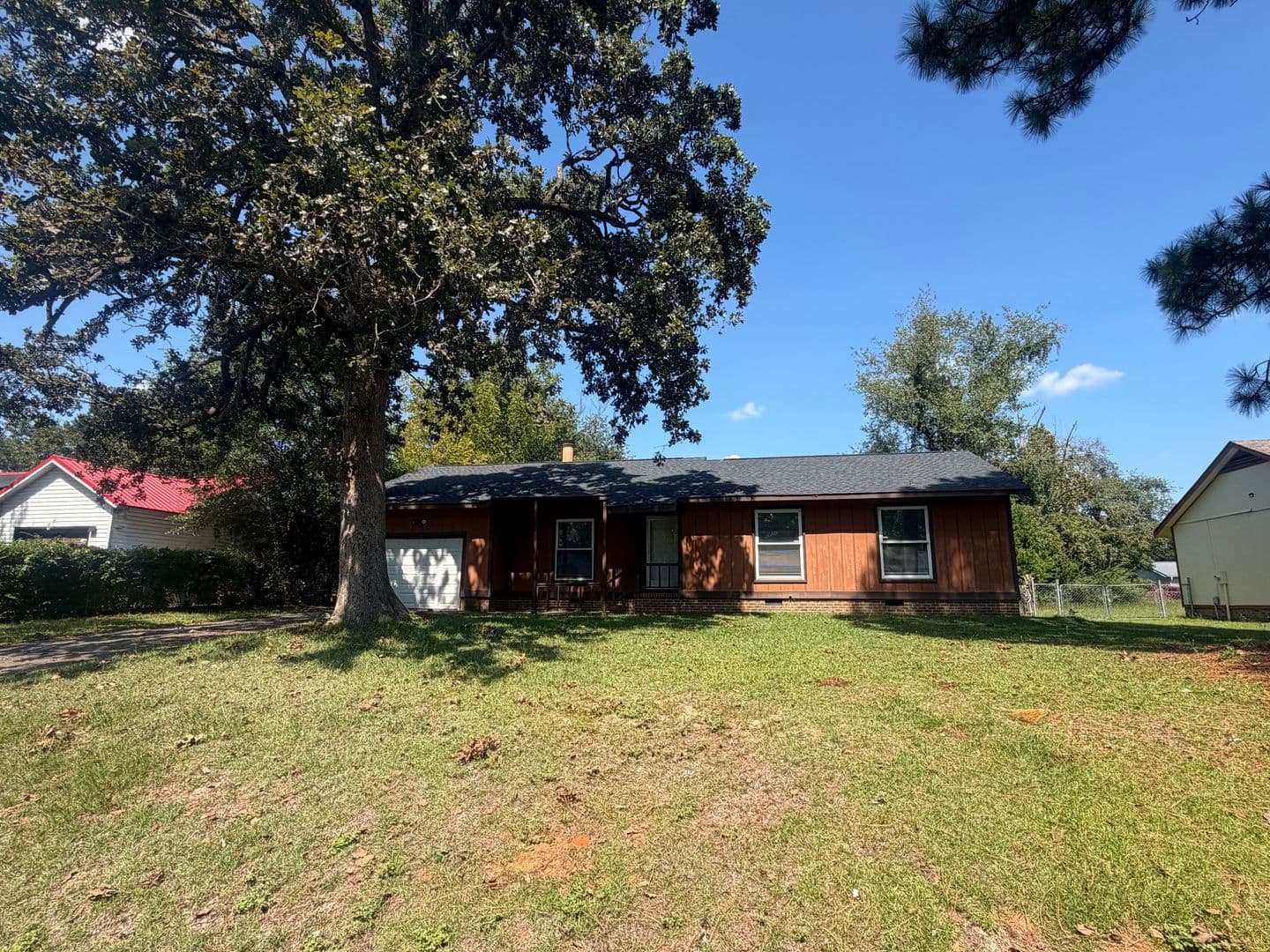 Fayetteville House: 1855 Berriedale Drive