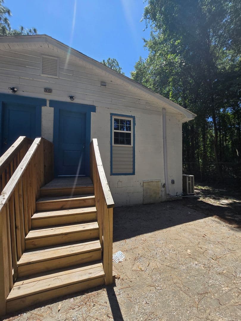 Fayetteville House: 2009 Bain Drive
