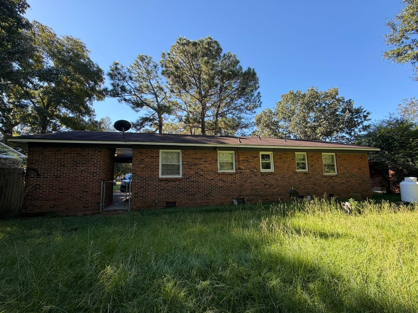 Fayetteville House: 6350 Rockford Drive