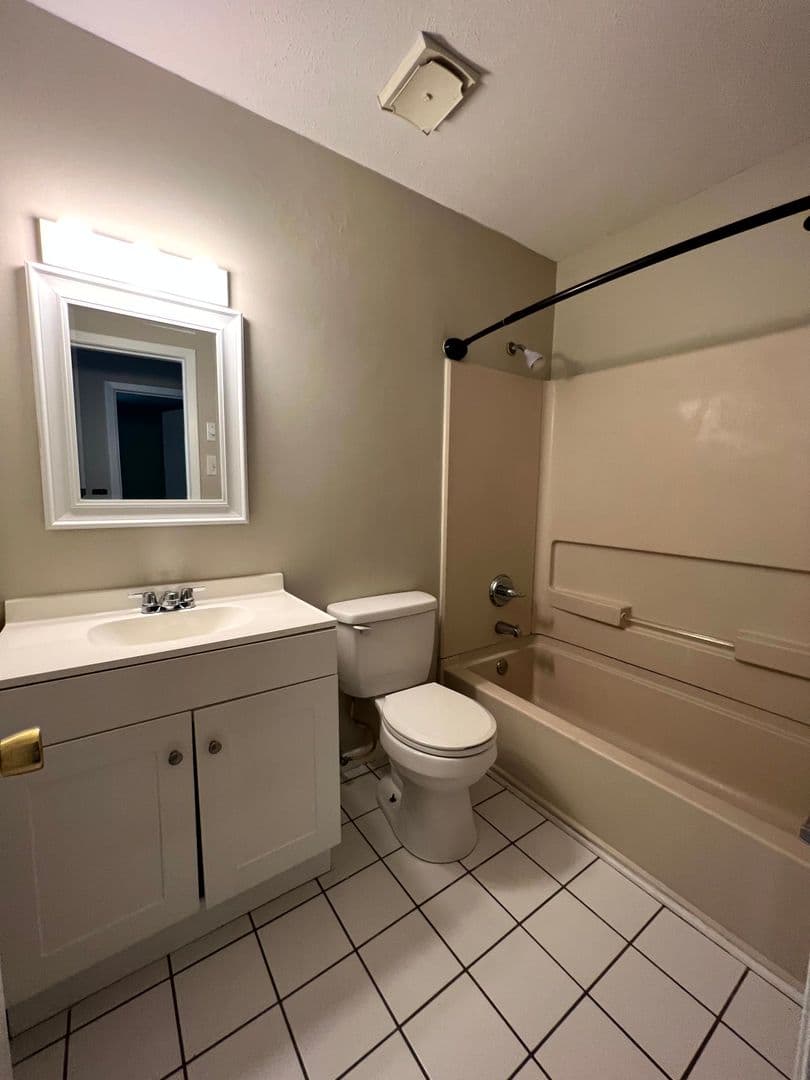 Fayetteville House: 6593 Stillwater Drive