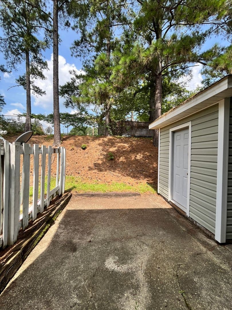 Fayetteville House: 514 Mill Cove Court