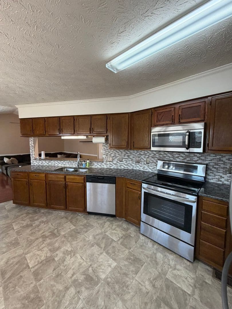 Fayetteville House: 991 Rim Rd