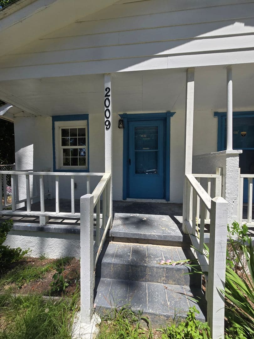 Fayetteville House: 2009 Bain Drive