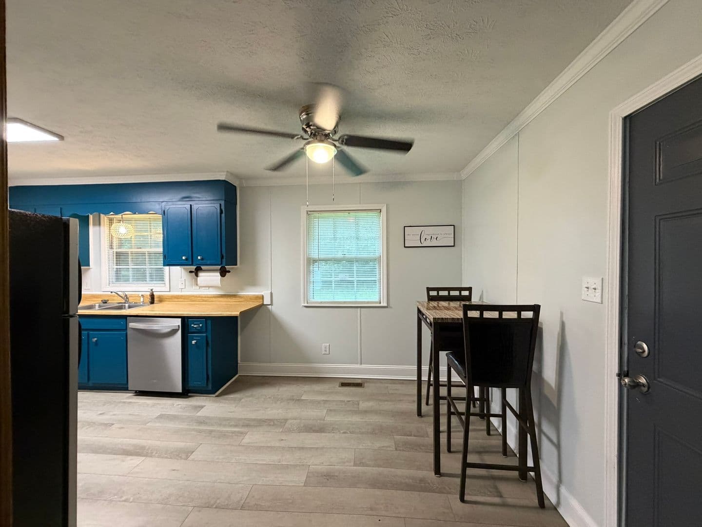 Fayetteville House: 6350 Rockford Drive