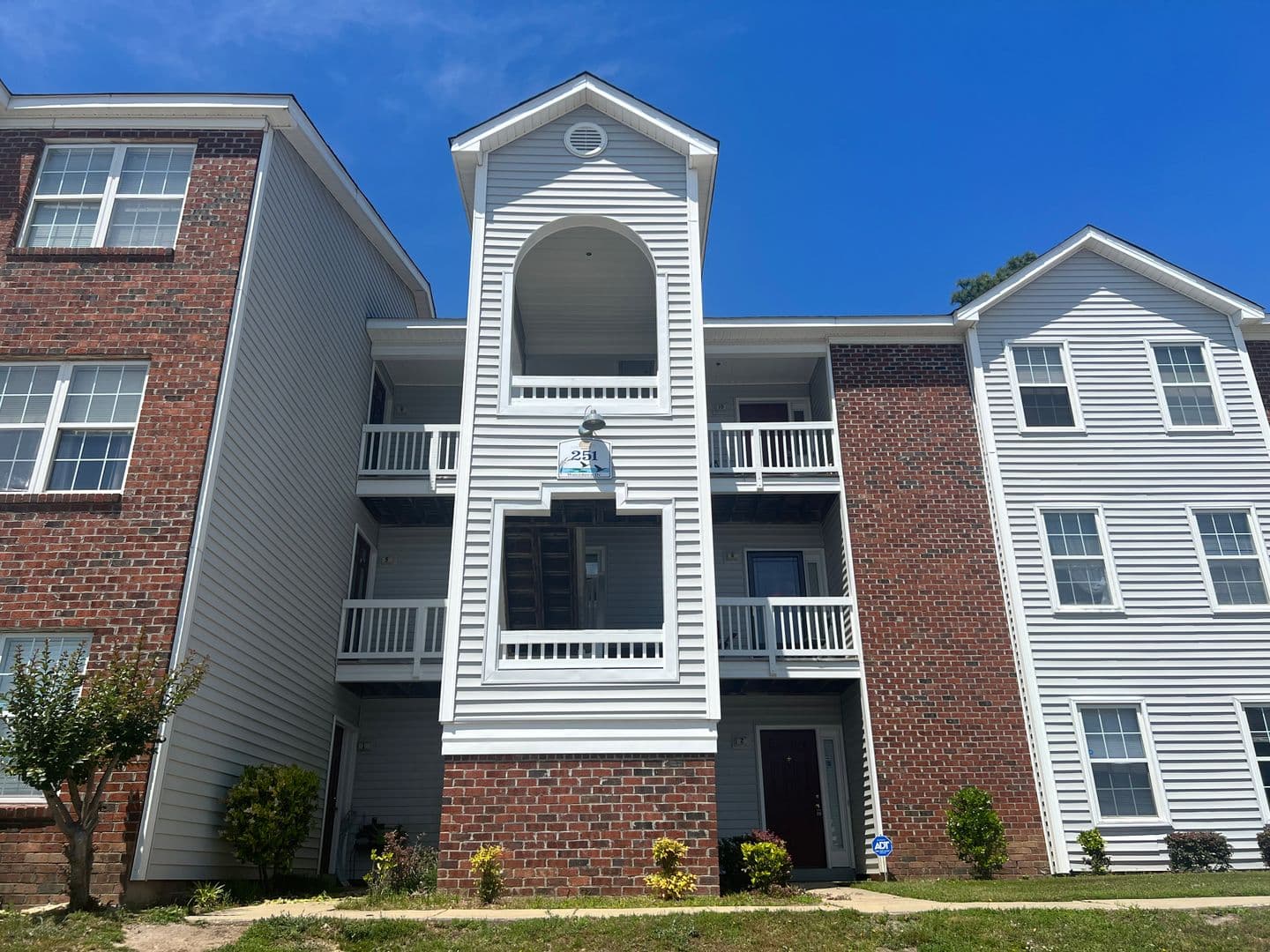 Fayetteville House: 251-2 Waterdown Dr