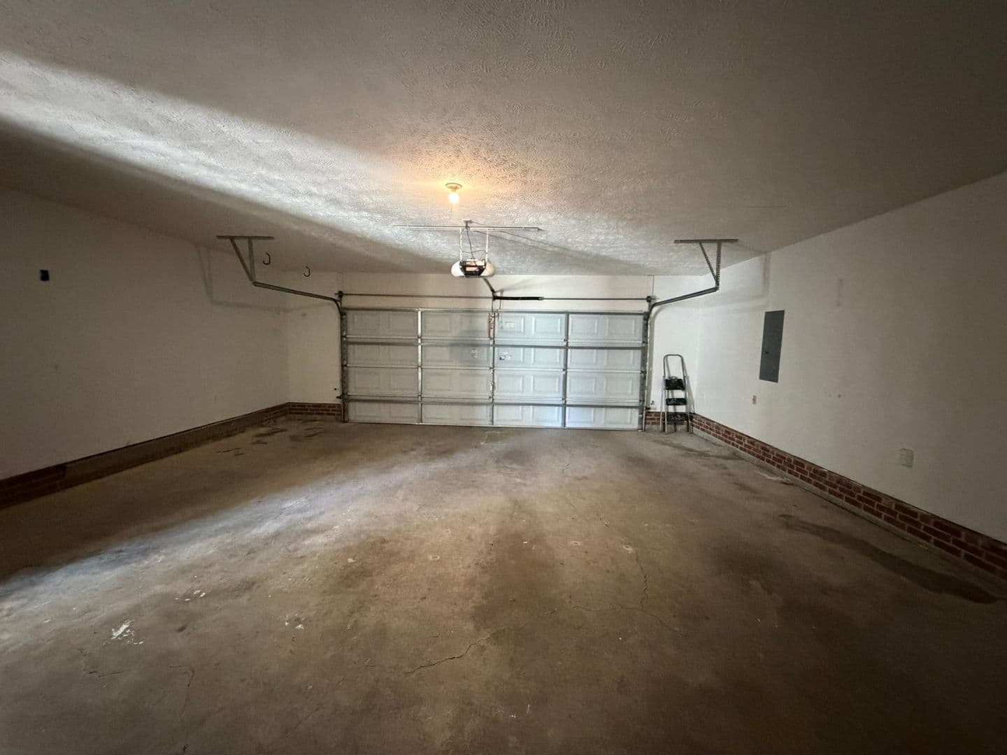 Fayetteville House: 7308 Scenic Drive
