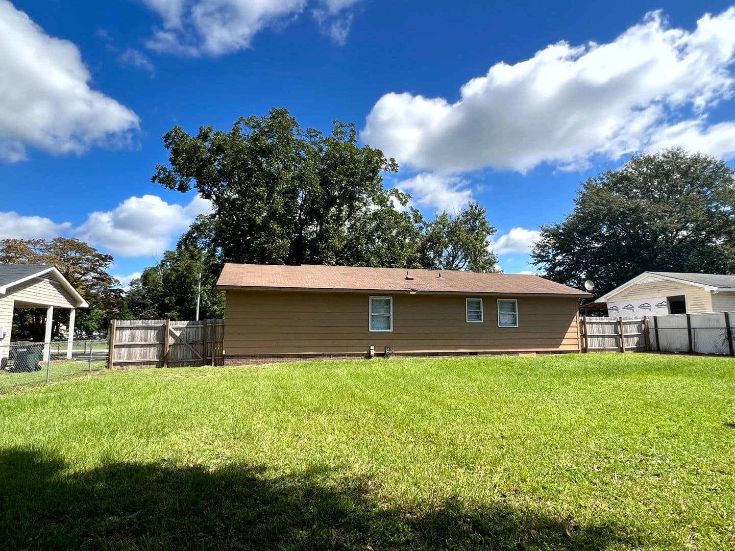 Fayetteville House: 6593 Stillwater Drive