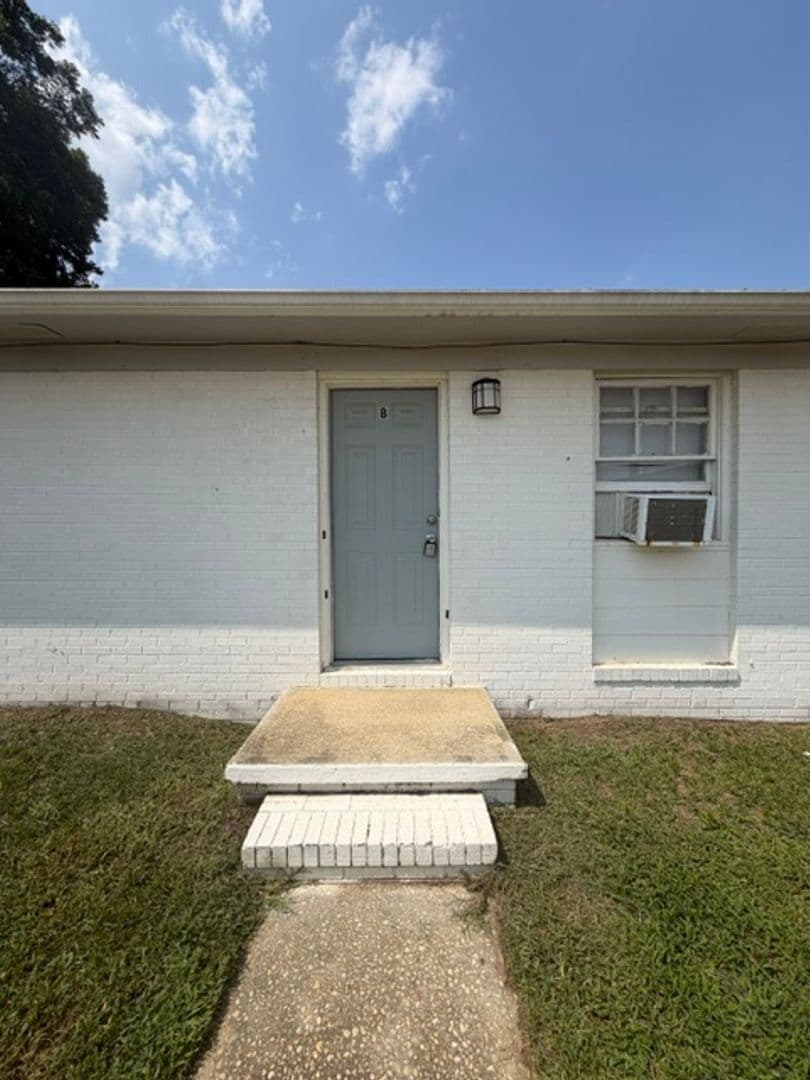 Fayetteville House: 6444-B Applecross Avenue