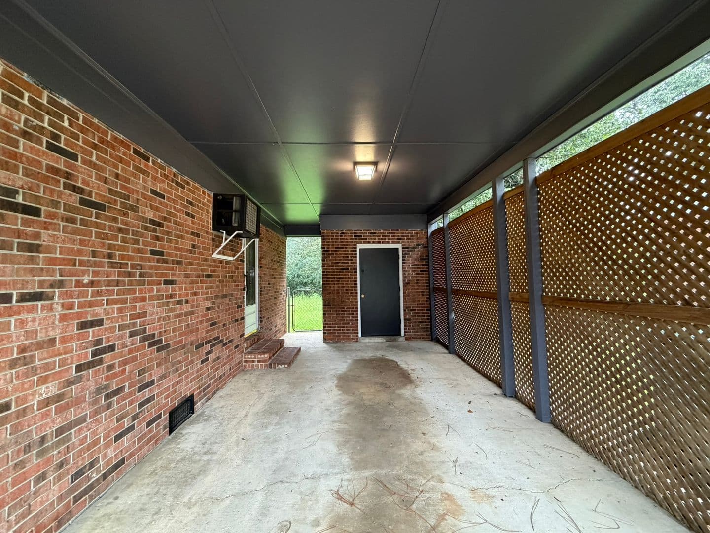 Fayetteville House: 6350 Rockford Drive