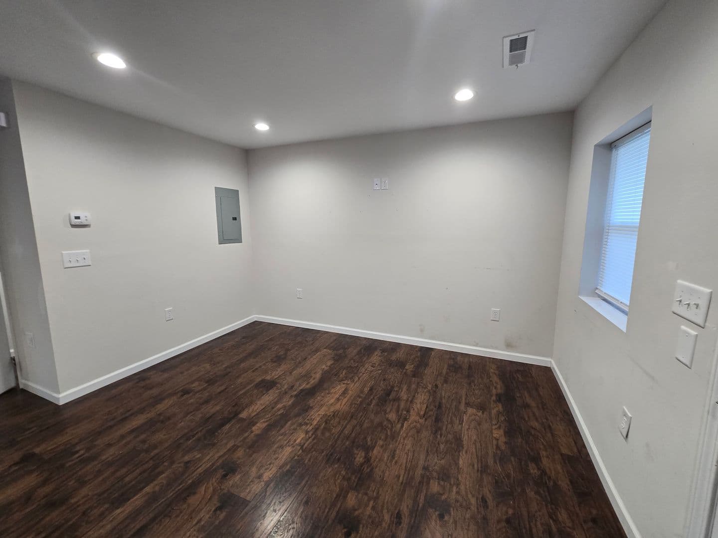 Fayetteville House: 1300-C Turnpike Road