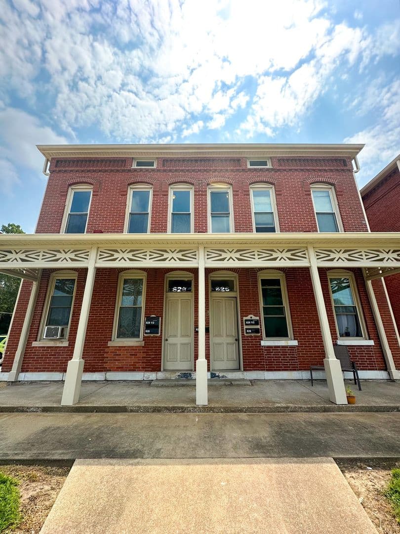 Quincy Apartment: 826-828 York St.