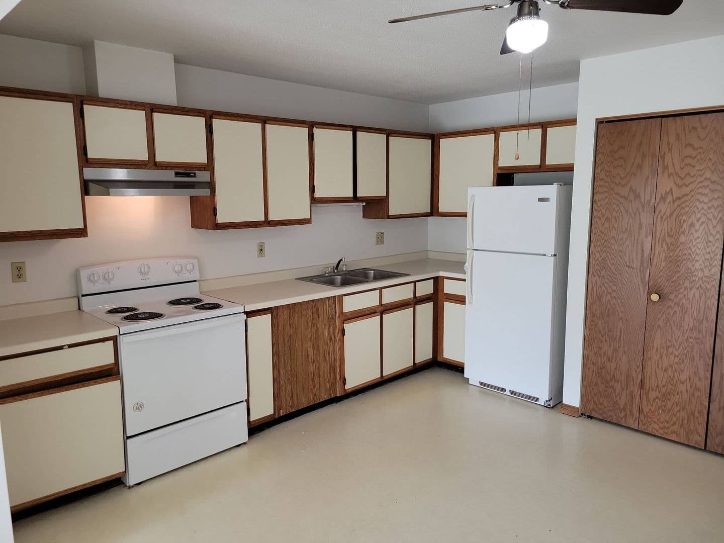 Stratford Apartment: 119000 E North St