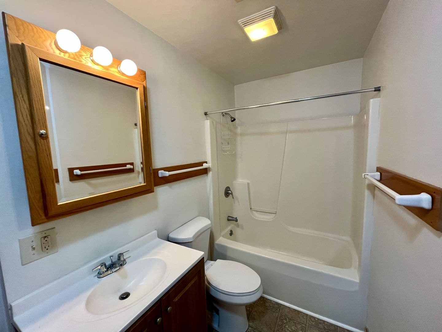 Rhinelander Apartment: 730 Wabash Street
