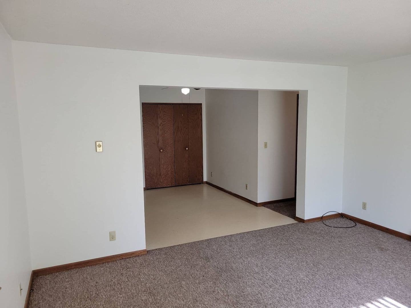 Stratford Apartment: 119000 E North St