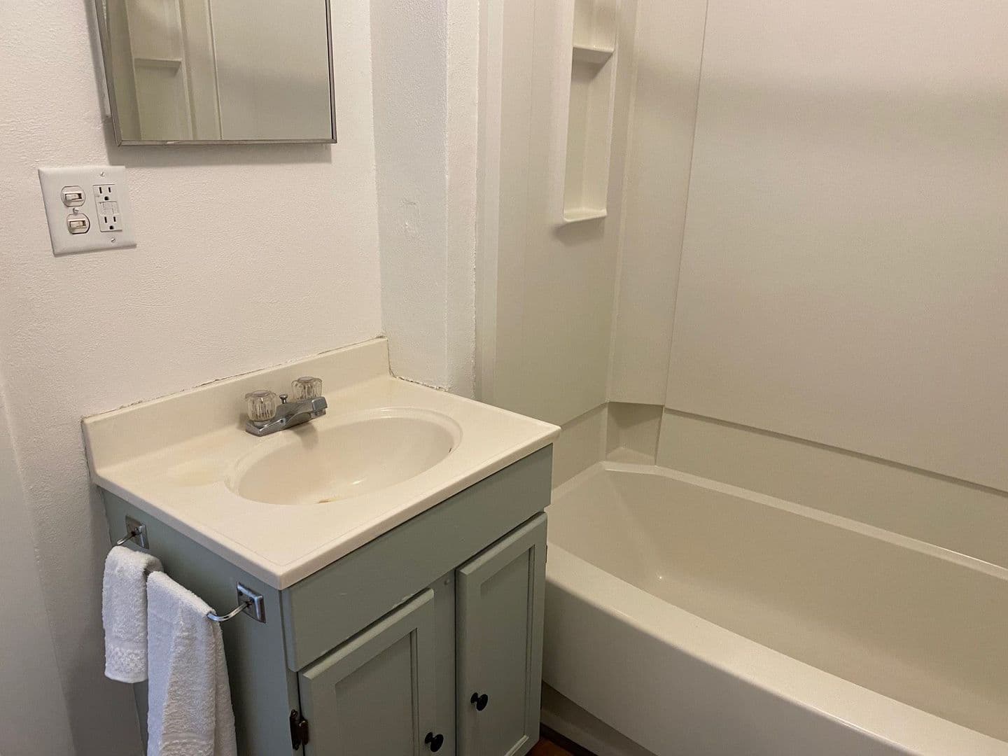 Marshfield Apartment: 410 N Maple Ave
