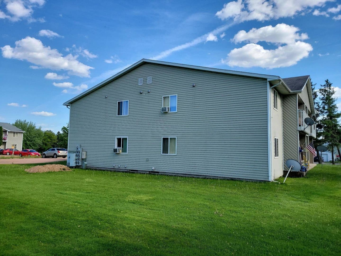 Stratford Apartment: 119000 E North St