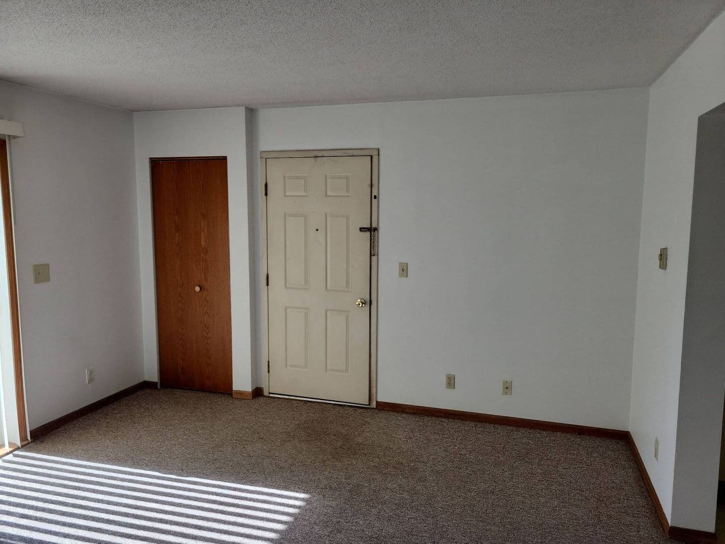 Stratford Apartment: 119000 E North St