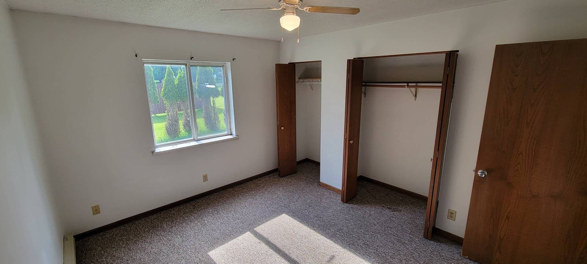 Stratford Apartment: 119000 E North St