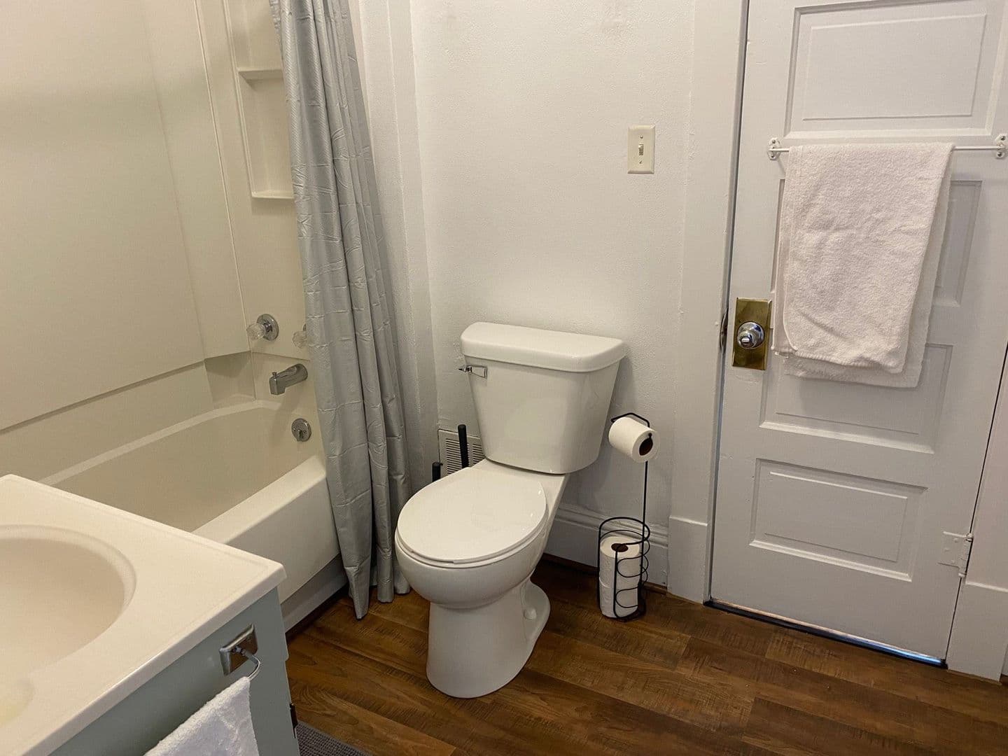 Marshfield Apartment: 410 N Maple Ave