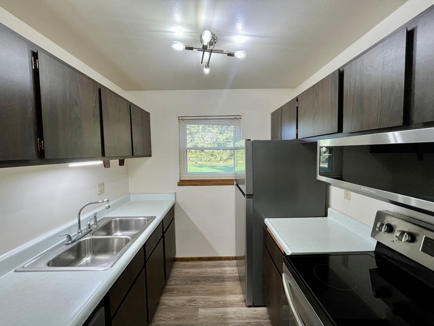 Marshfield Apartment: 619 Laurel Ct