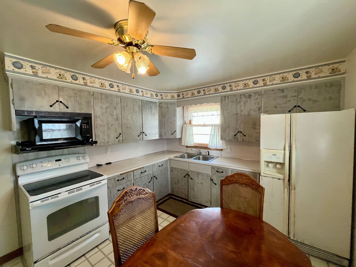 Merrill House: 806 Lake St