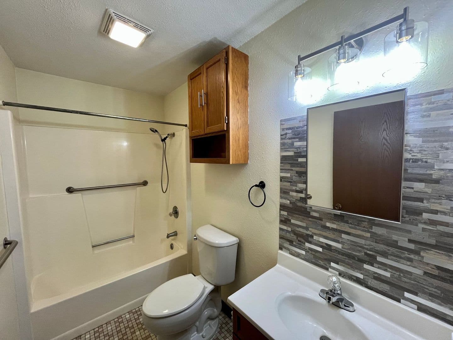 Tomahawk Apartment: 1011 Timm St
