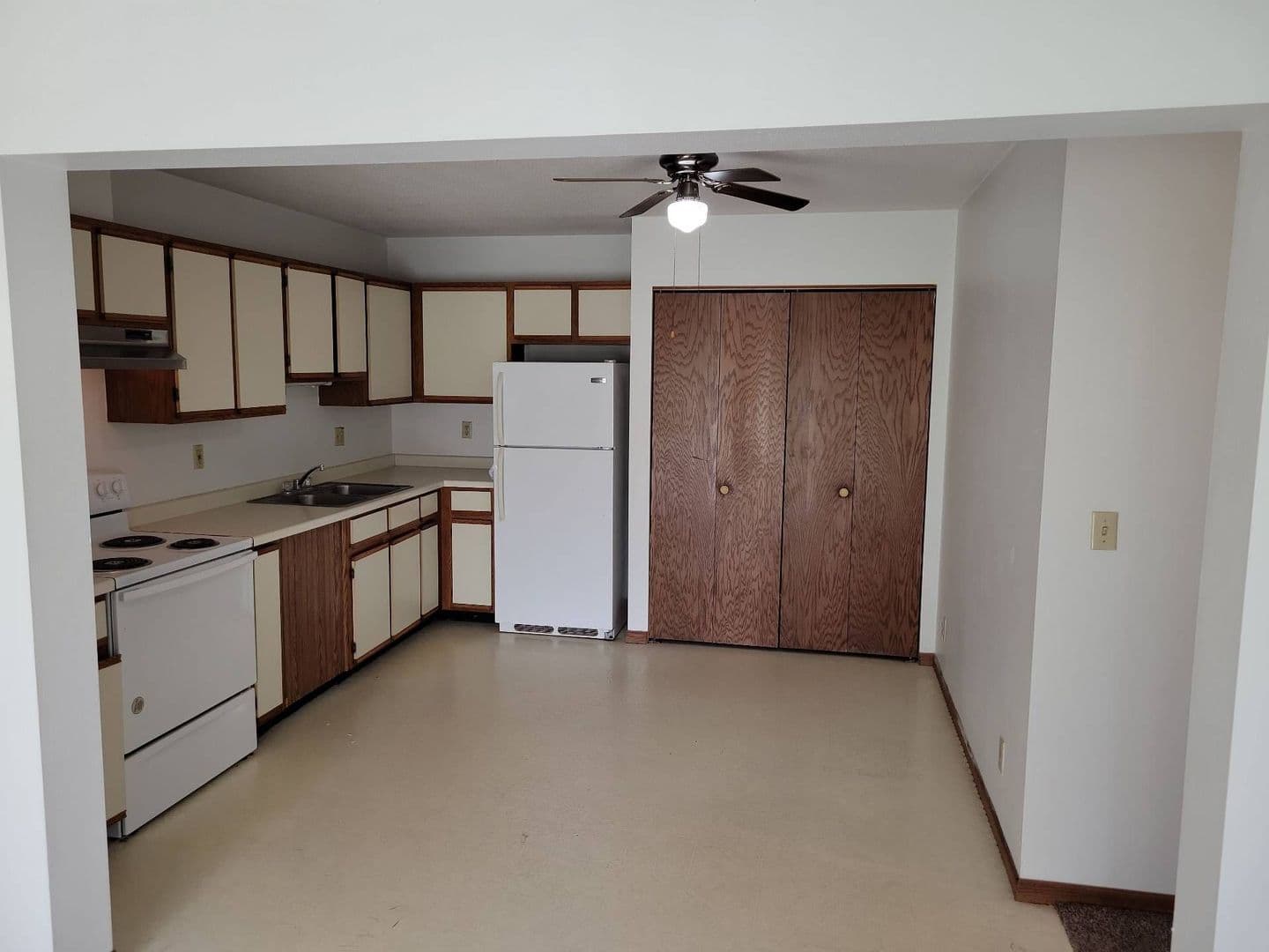 Stratford Apartment: 119000 E North St