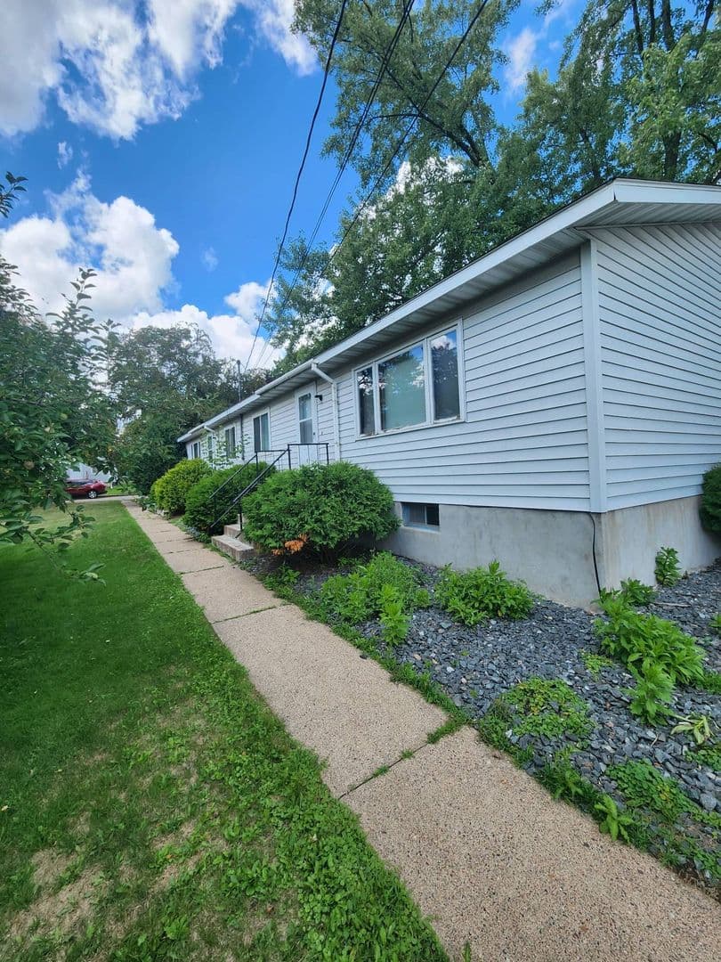 Marshfield Apartment: 307 S Vine Avenue