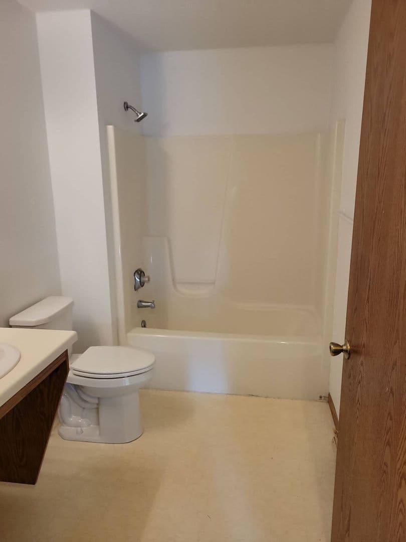 Stratford Apartment: 119000 E North St