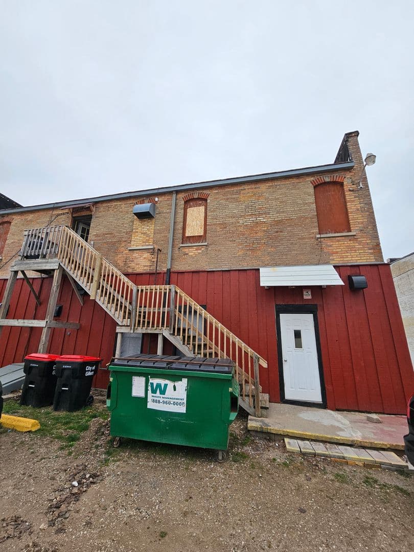 Gillett Apartment: 100 N Lake Ave