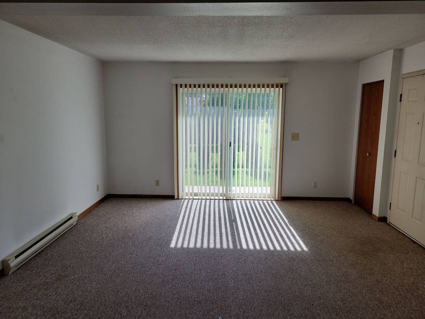 Stratford Apartment: 119000 E North St