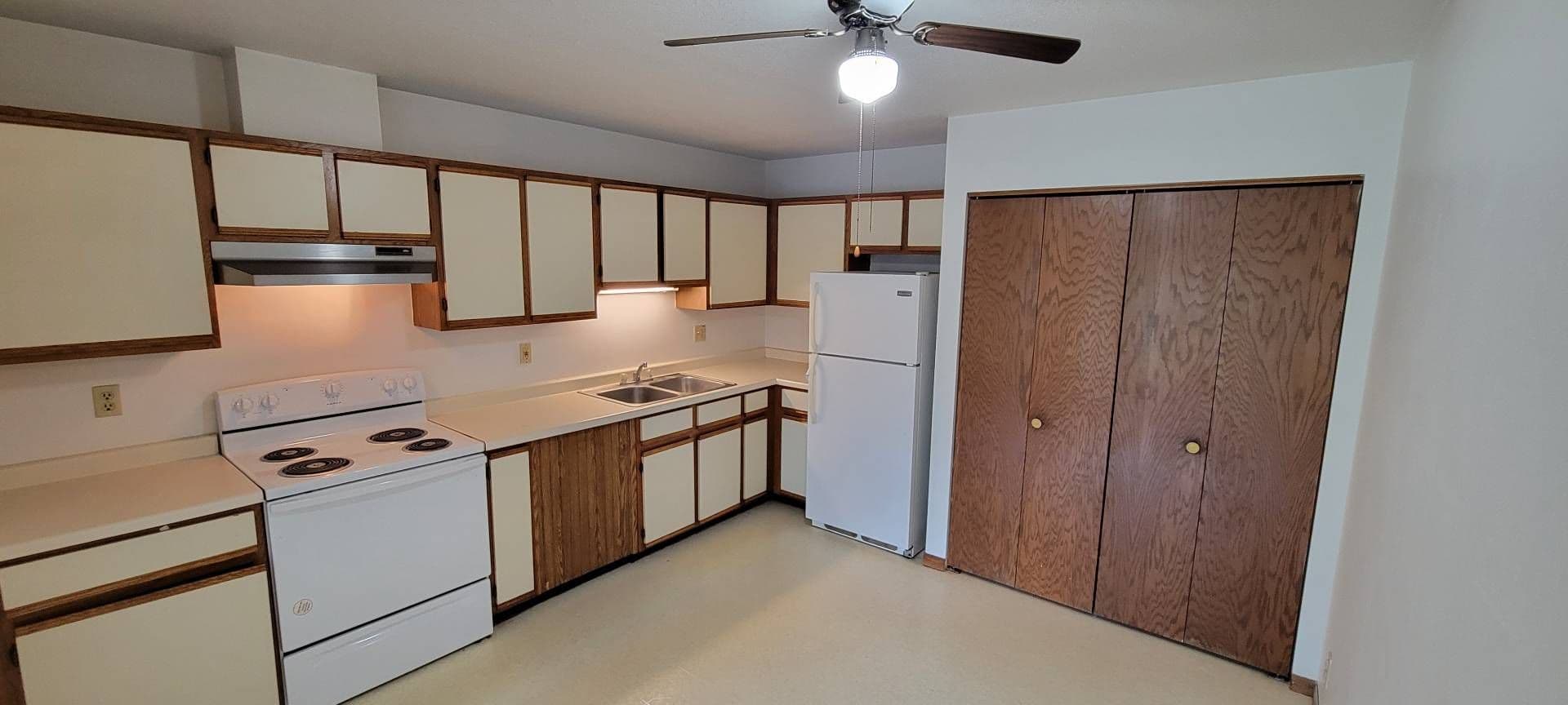 Stratford Apartment: 119000 E North St